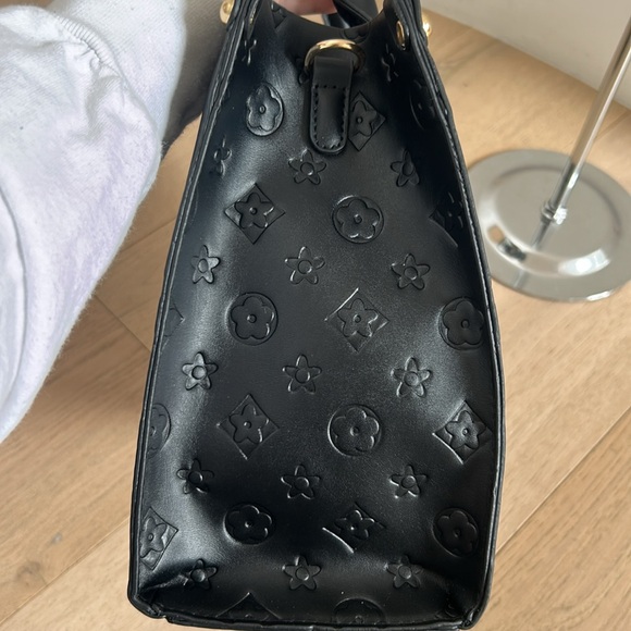 Black purse with flower print - Picture 3 of 6